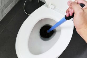 Pour déboucher vos toilettes obstruées, de nombreuses solutions s’offrent