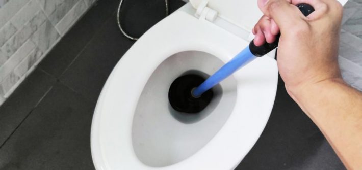 Pour déboucher vos toilettes obstruées, de nombreuses solutions s’offrent