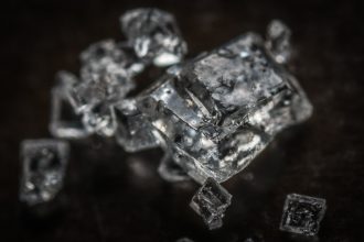 L’évaluation de l’authenticité d’un diamant via des paramètres spécifiques est généralement effectuée par des organisations à but non lucratif